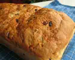 Kruh sa slatkim pečenim crvenim lukom i češnjakom