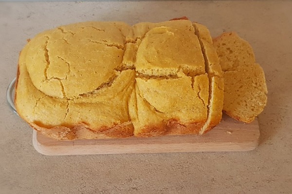 Brzi kukuruzni kruh iz pekača izdašan kao kolač