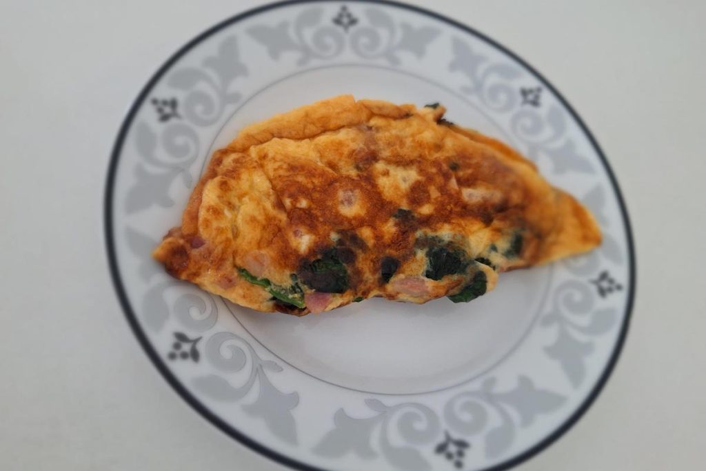 Omlet sa slaninom i špinatom