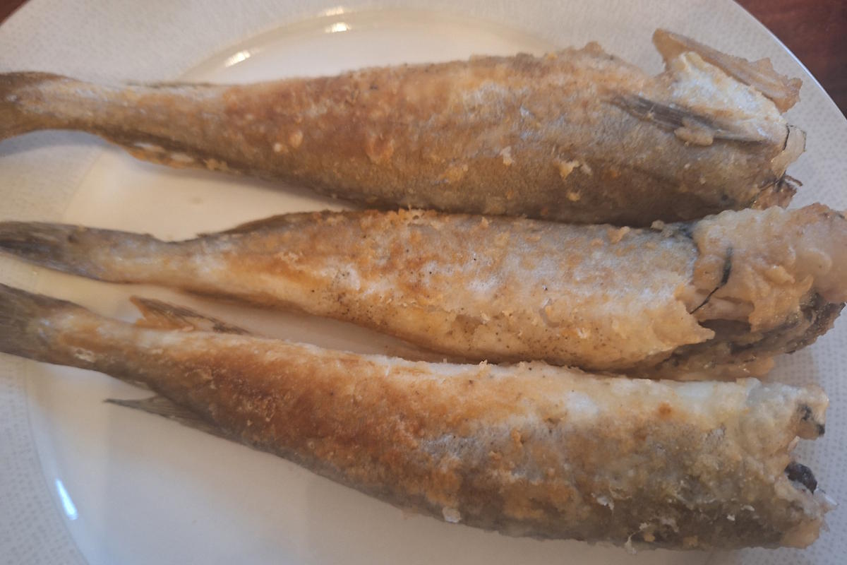 Prženi cijeli oslići u brašnu: Najbolji jednostavni recept