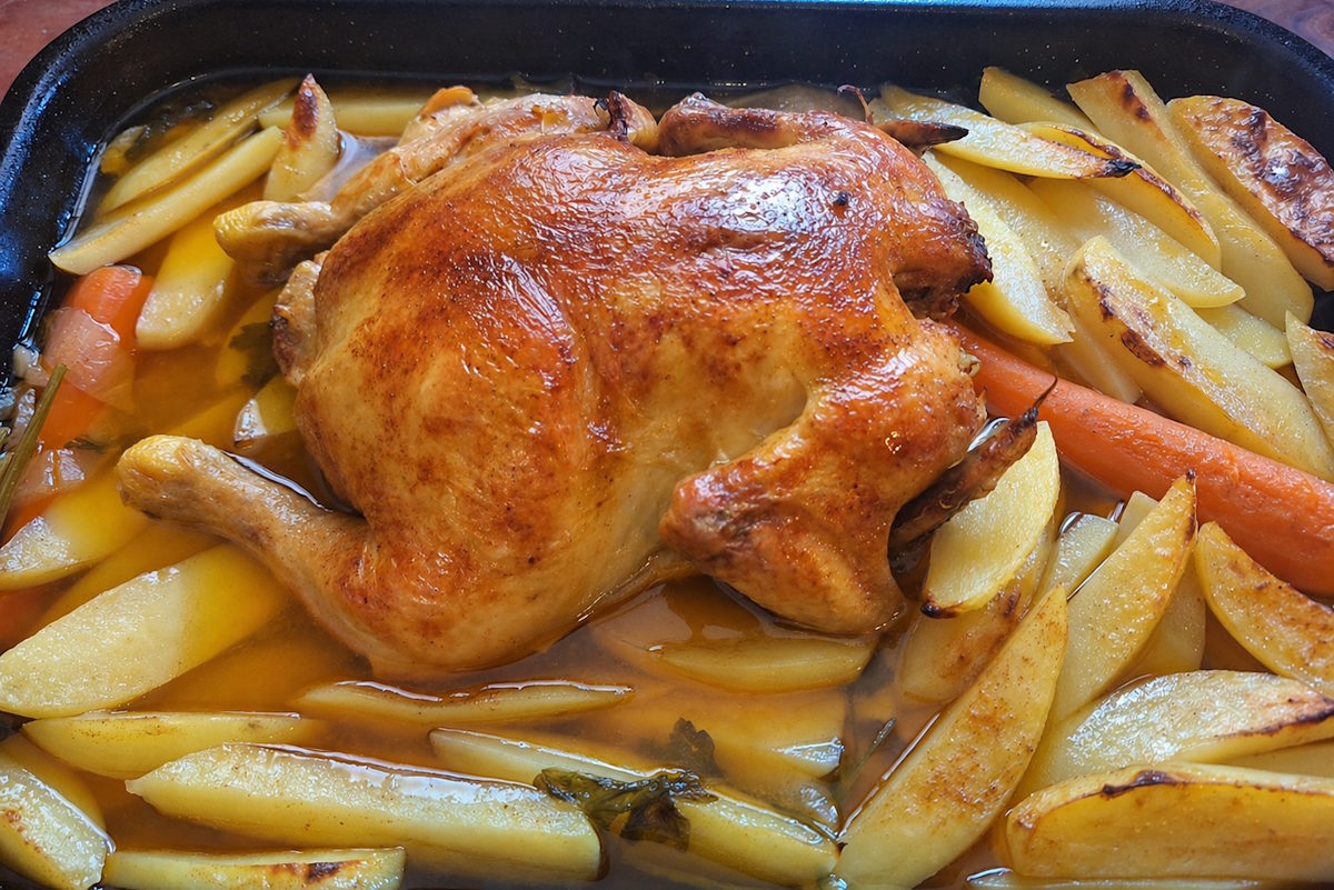 Sočno cijelo pile pečeno u pećnici